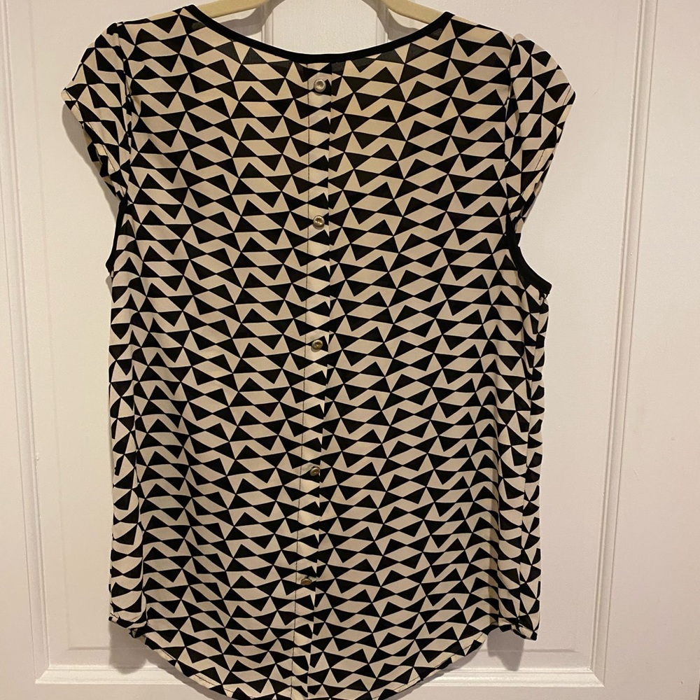 Geometric patterned top - Picture 2 of 8